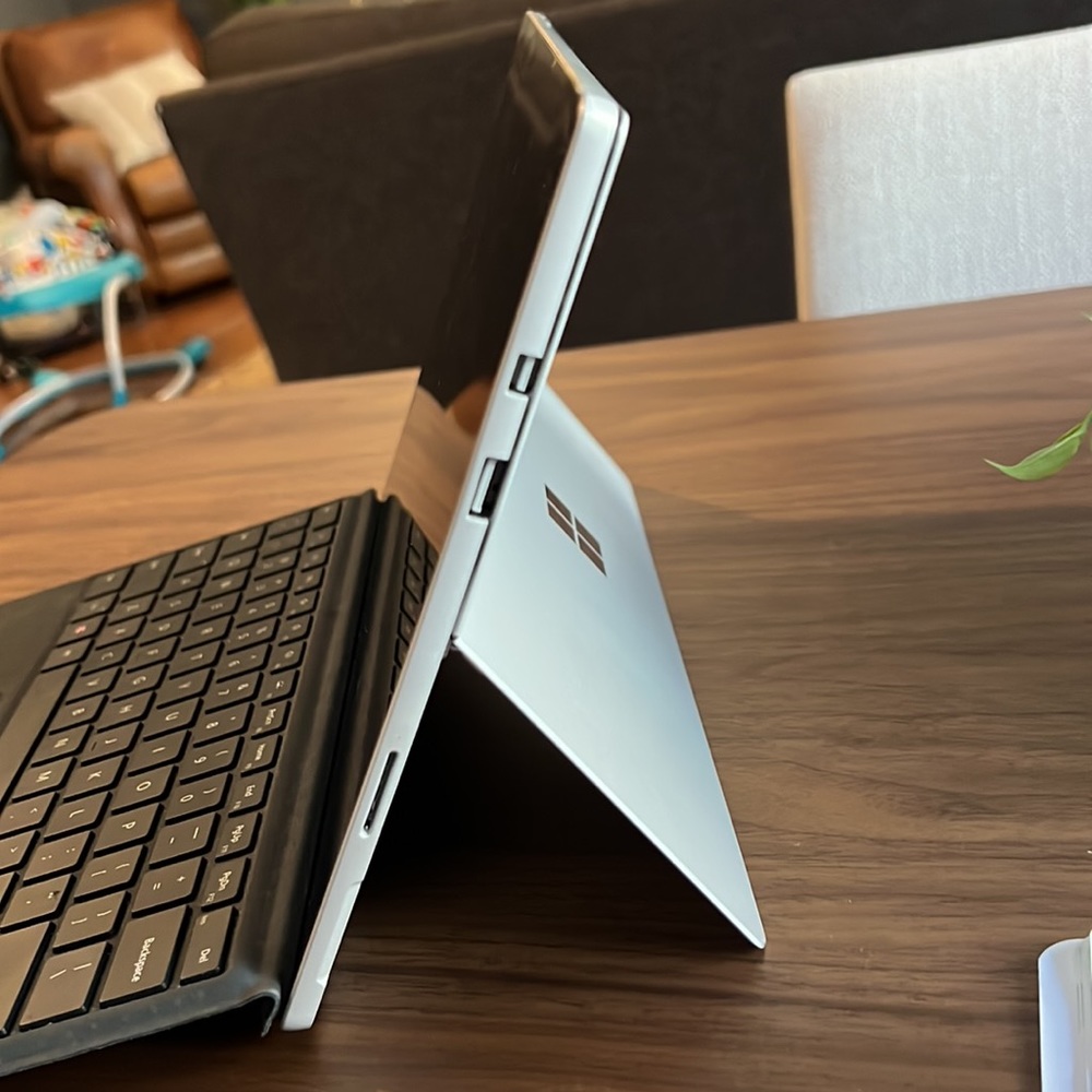 Surface Pro 7 - Picture 2 of 6